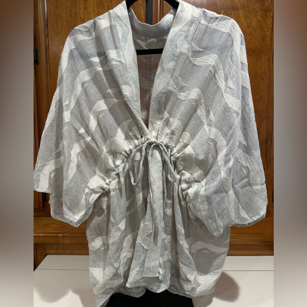 Lucky Brand Cream and White Textured Kimono